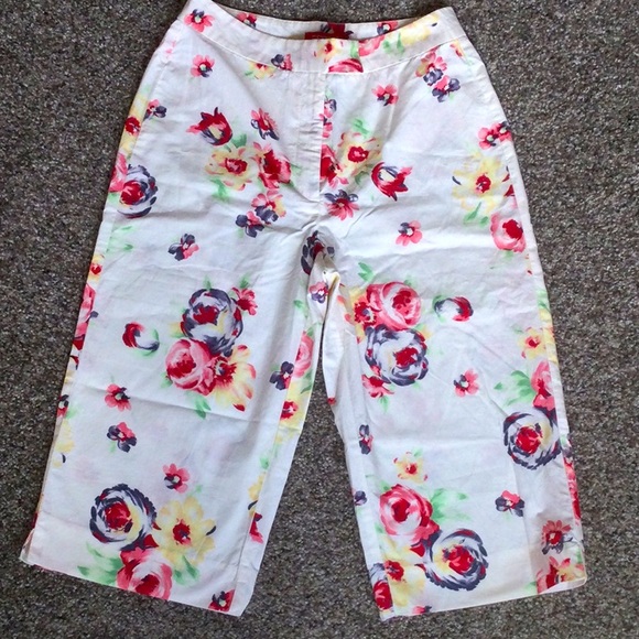 Esprit Capris - Picture 1 of 5